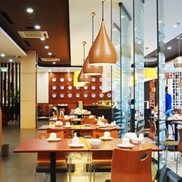 Lámpara colgante retro de metal con veta de madera para cafetería