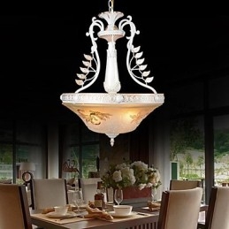 Lámpara colgante blanca de tres luces con pantalla de cristal dorado a mano, estilo retro clásico europeo.