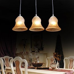 Lámpara colgante blanca de tres luces con pantalla de cristal dorado a mano, estilo retro clásico europeo.