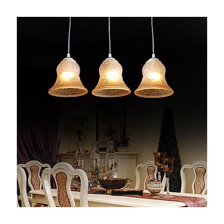 Lámpara colgante blanca de tres luces con pantalla de cristal dorado a mano, estilo retro clásico europeo. Lámpara colgante blanca de tres luces con pantalla de cristal dorado a mano, estilo retro clásico europeo.