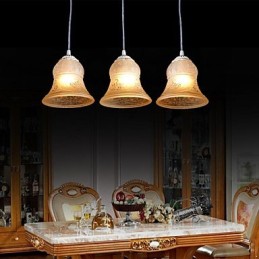 Lámpara colgante blanca de tres luces con pantalla de cristal dorado a mano, estilo retro clásico europeo.