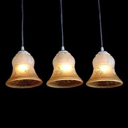 Lámpara colgante blanca de tres luces con pantalla de cristal dorado a mano, estilo retro clásico europeo.