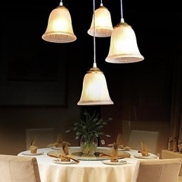 Lámpara colgante de bronce con cuatro luces y pantalla de cristal, estilo retro clásico europeo.