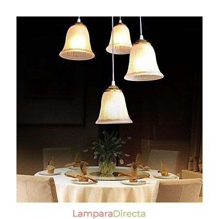 Lámpara colgante de bronce con cuatro luces y pantalla de cristal, estilo retro clásico europeo. Lámpara colgante de bronce con cuatro luces y pantalla de cristal, estilo retro clásico europeo.
