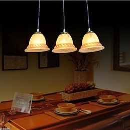 Lámpara colgante de tres luces de bronce estilo retro clásico europeo.