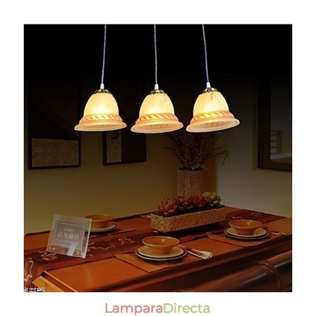Lámpara colgante de tres luces de bronce estilo retro clásico europeo. Lámpara colgante de tres luces de bronce estilo retro clásico europeo.