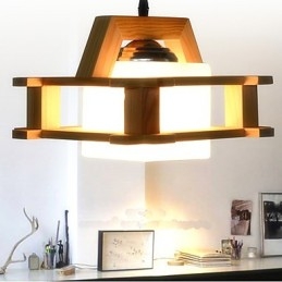 Lámpara de madera maciza