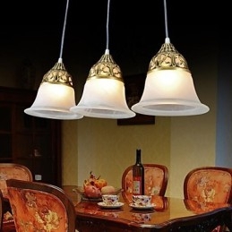 Lámpara colgante de bronce de tres luces con cristal muaré, estilo clásico europeo.