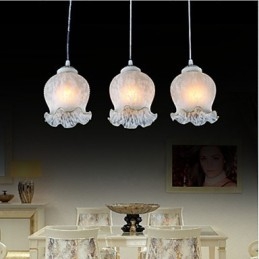 Lámpara colgante blanca de tres luces, estilo retro europeo clásico.
