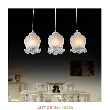 Lámpara colgante blanca de tres luces, estilo retro europeo clásico. Lámpara colgante blanca de tres luces, estilo retro europeo clásico.