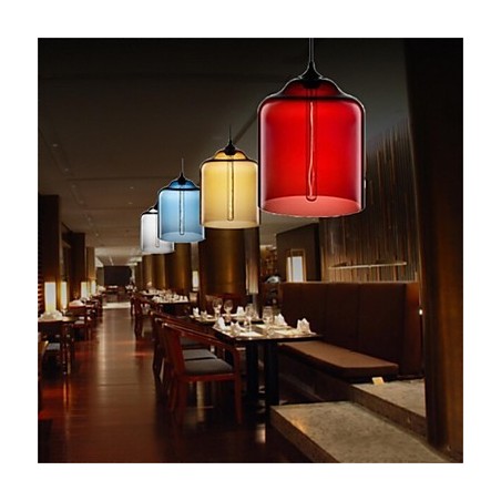Lámpara colgante de cristal de una sola cabeza, estilo retro y creativo, en una cafetería con pecera. Lámpara colgante de cristal de una sola cabeza, estilo retro y creativo, en una cafetería con pecera.
