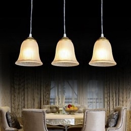 Lámpara colgante de bronce con tres luces y pantalla de cristal, estilo retro clásico europeo.