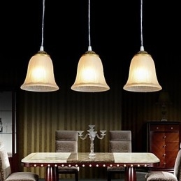 Lámpara colgante de bronce con tres luces y pantalla de cristal, estilo retro clásico europeo.