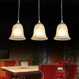 Lámpara colgante de bronce con tres luces y pantalla de cristal, estilo retro clásico europeo.