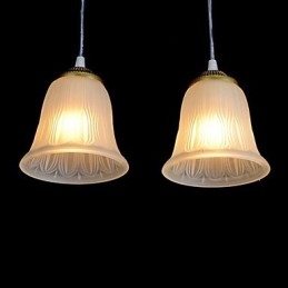 Lámpara colgante de bronce con tres luces y pantalla de cristal, estilo retro clásico europeo.