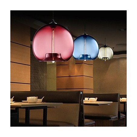 Lámpara colgante de cristal de una sola cabeza, estilo retro y creativo, en una cafetería con pecera. Lámpara colgante de cristal de una sola cabeza, estilo retro y creativo, en una cafetería con pecera.