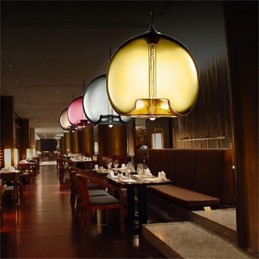 Lámpara colgante de cristal de una sola cabeza, estilo retro y creativo, en una cafetería con pecera.