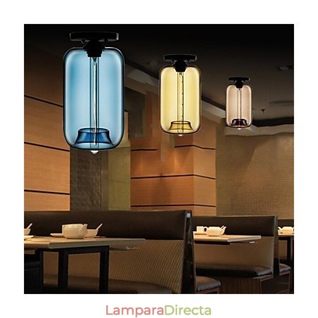 Lámpara colgante de cristal de una sola cabeza, estilo retro y creativo, en una cafetería con pecera. Lámpara colgante de cristal de una sola cabeza, estilo retro y creativo, en una cafetería con pecera.