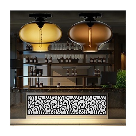 Lámpara colgante de cristal de una sola cabeza, estilo retro y creativo, en una cafetería con pecera. Lámpara colgante de cristal de una sola cabeza, estilo retro y creativo, en una cafetería con pecera.