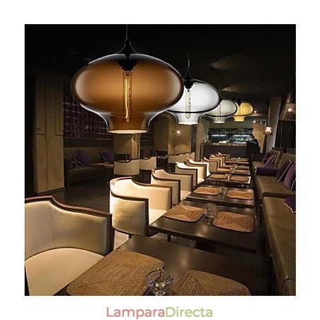 Lámpara colgante de cristal de una sola cabeza, estilo retro y creativo, en una cafetería con pecera. Lámpara colgante de cristal de una sola cabeza, estilo retro y creativo, en una cafetería con pecera.