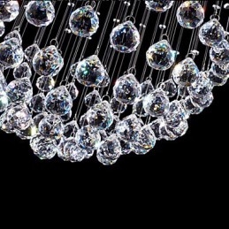 Lámpara colgante moderna de cristal de 5 luces con dosel plateado y globo de cristal transparente.