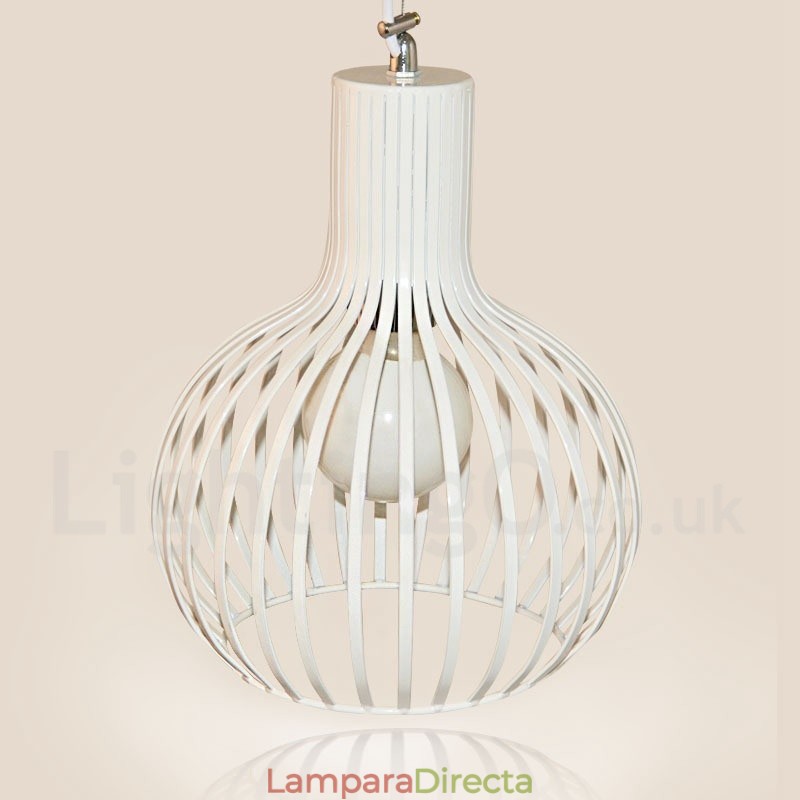 Lámpara colgante moderna y contemporánea de metal con una luz en forma de globo