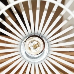 Lámpara colgante moderna y contemporánea de metal con una luz en forma de globo