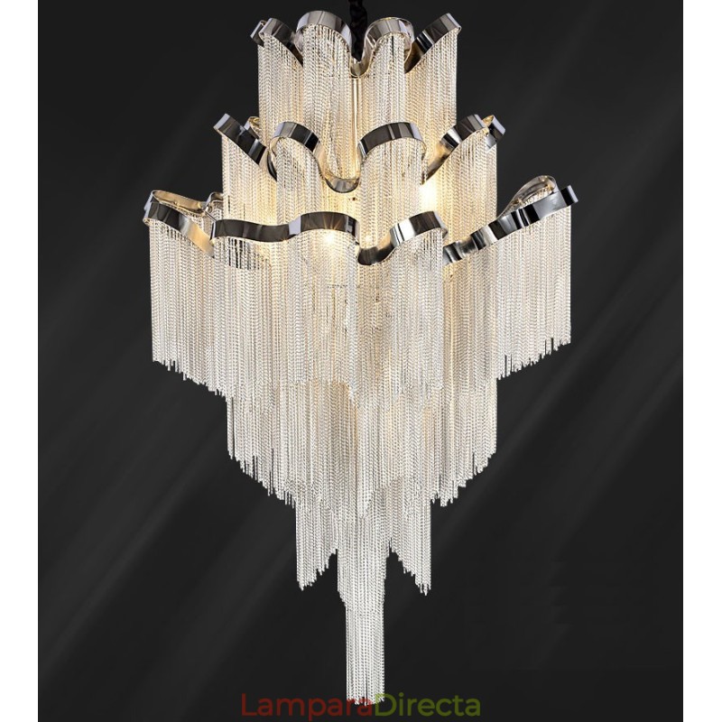 Lámpara colgante de aluminio con diseño de escalera de caracol en color plateado.