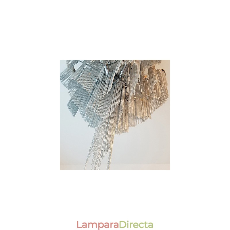 Lámpara colgante de aluminio con diseño de escalera de caracol en color plateado.