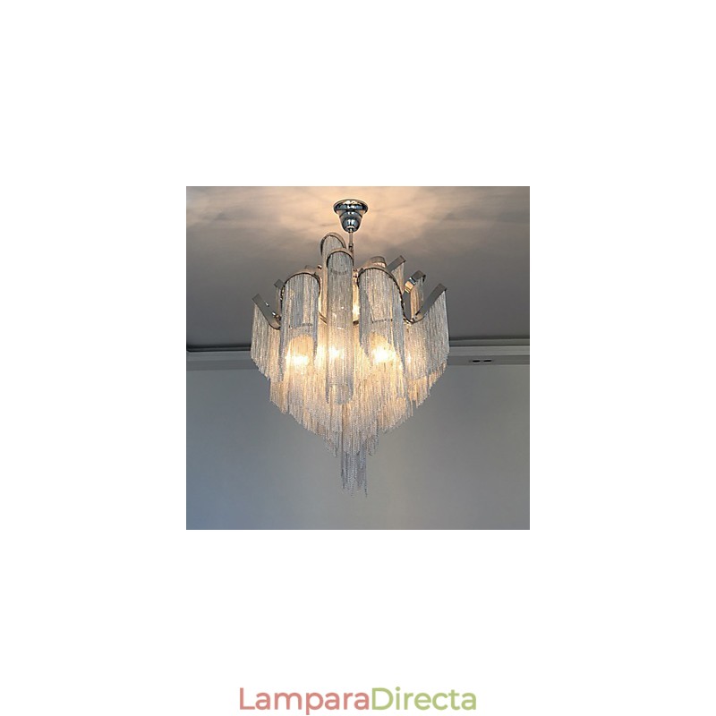 Lámpara colgante de aluminio con diseño de escalera de caracol en color plateado.