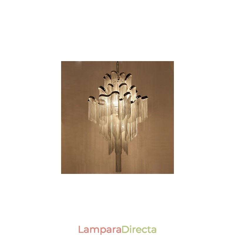 Lámpara colgante de aluminio con diseño de escalera de caracol en color plateado.