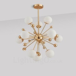 Lámpara de techo moderna y contemporánea de 11 luces con revestimiento de cobre y pantalla de cristal con forma de bola blanca.