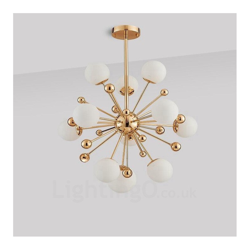 Lámpara de techo moderna y contemporánea de 11 luces con revestimiento de cobre y pantalla de cristal con forma de bola blanca.