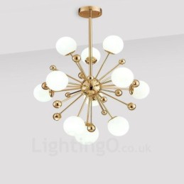 Lámpara de techo moderna y contemporánea de 11 luces con revestimiento de cobre y pantalla de cristal con forma de bola blanca.