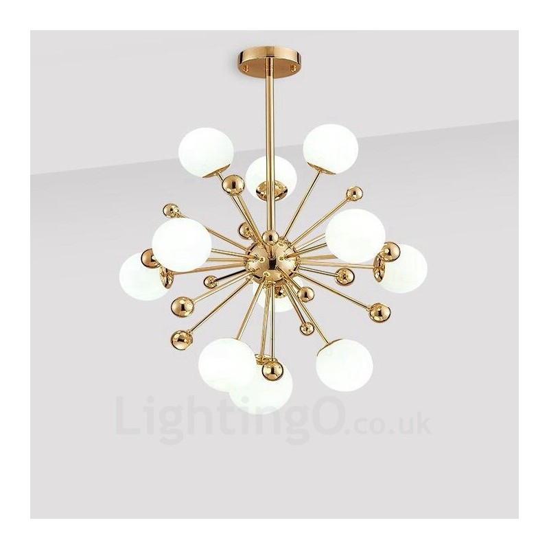 Lámpara de techo moderna y contemporánea de 11 luces con revestimiento de cobre y pantalla de cristal con forma de bola blanca.