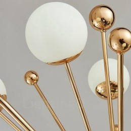 Lámpara de techo moderna y contemporánea de 11 luces con revestimiento de cobre y pantalla de cristal con forma de bola blanca.