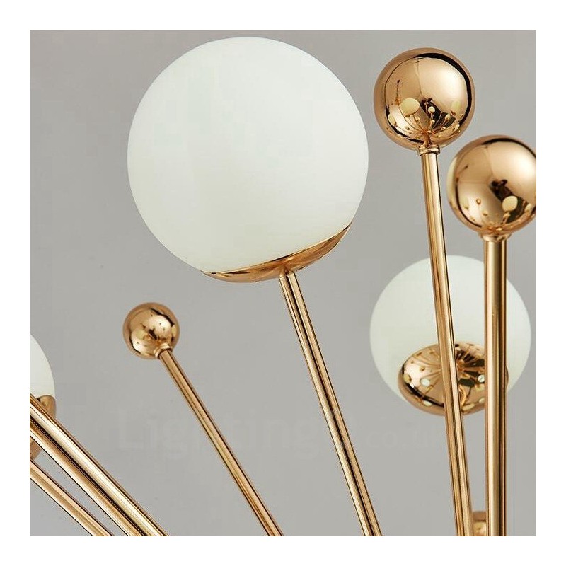 Lámpara de techo moderna y contemporánea de 11 luces con revestimiento de cobre y pantalla de cristal con forma de bola blanca.