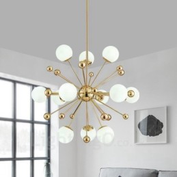 Lámpara de techo moderna contemporánea de 12 luces con baño de cobre y pantalla de cristal con forma de bola blanca.