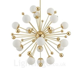 Lámpara de techo moderna y contemporánea de 18 luces con baño de cobre y pantalla de cristal con forma de bola blanca.