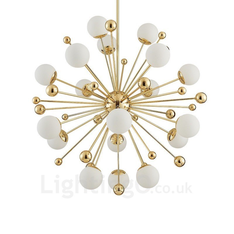 Lámpara de techo moderna y contemporánea de 18 luces con baño de cobre y pantalla de cristal con forma de bola blanca.