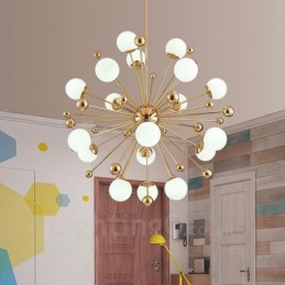 Lámpara de techo moderna y contemporánea de 18 luces con baño de cobre y pantalla de cristal con forma de bola blanca.