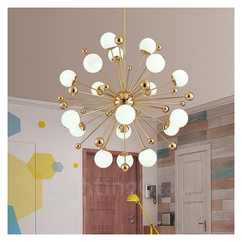Lámpara de techo moderna y contemporánea de 18 luces con baño de cobre y pantalla de cristal con forma de bola blanca.
