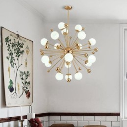 Lámpara de techo moderna y contemporánea de 18 luces con baño de cobre y pantalla de cristal con forma de bola blanca.