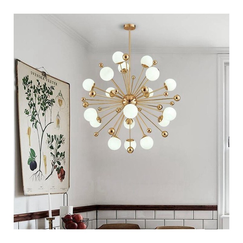 Lámpara de techo moderna y contemporánea de 18 luces con baño de cobre y pantalla de cristal con forma de bola blanca.