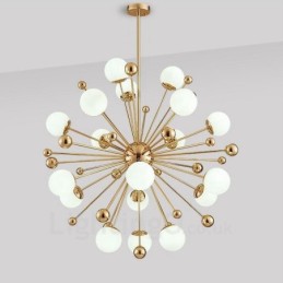 Lámpara de techo moderna y contemporánea de 18 luces con baño de cobre y pantalla de cristal con forma de bola blanca.