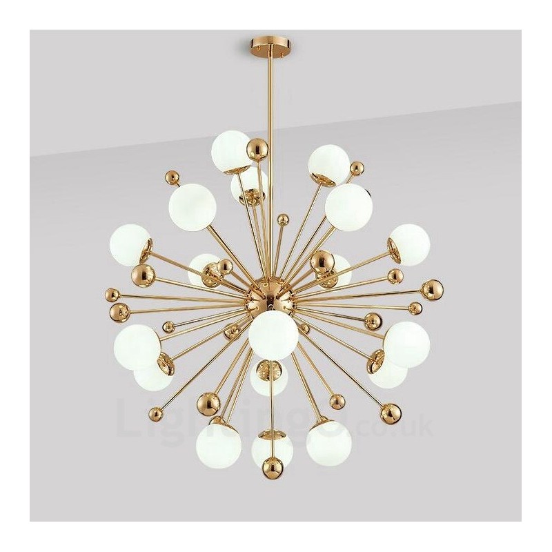 Lámpara de techo moderna y contemporánea de 18 luces con baño de cobre y pantalla de cristal con forma de bola blanca.
