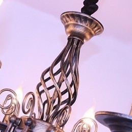 Lámpara de araña de metal estilo vela de diseñadores retro.