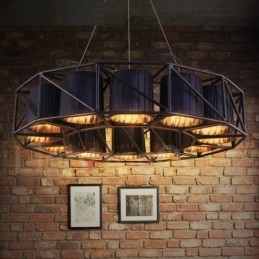 Lámpara colgante de acero de estilo industrial para tienda.