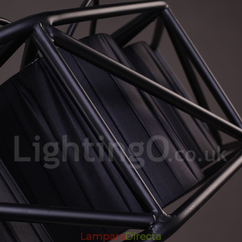 Lámpara colgante de acero de estilo industrial para tienda.