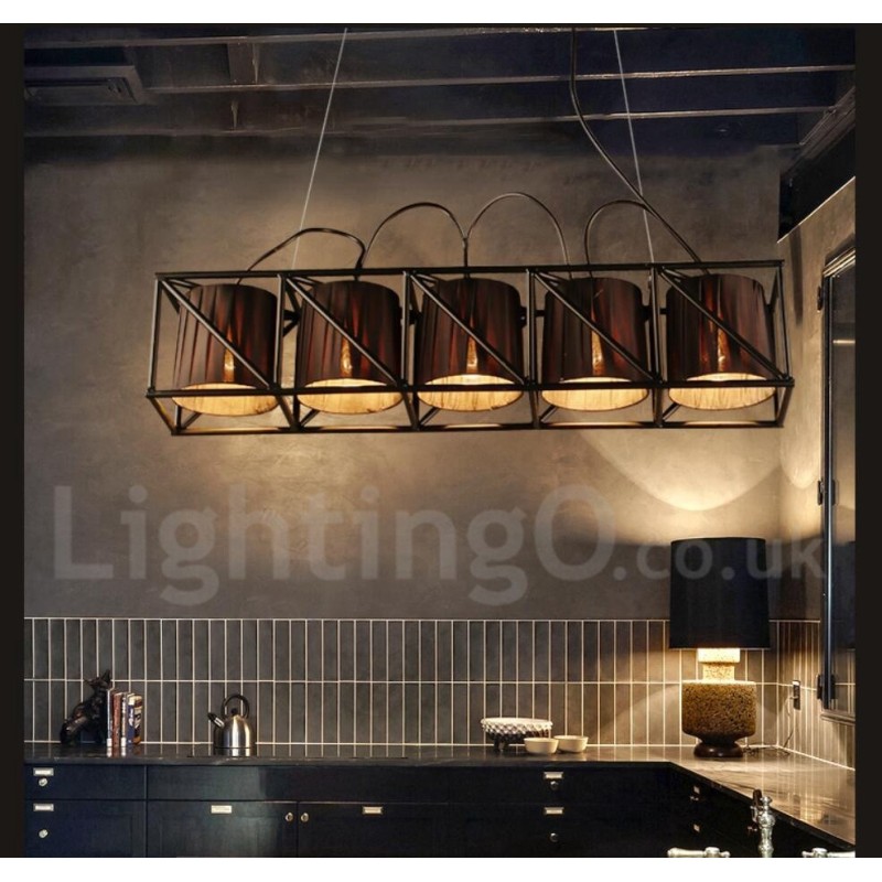 Lámpara colgante de acero de estilo industrial para tienda.